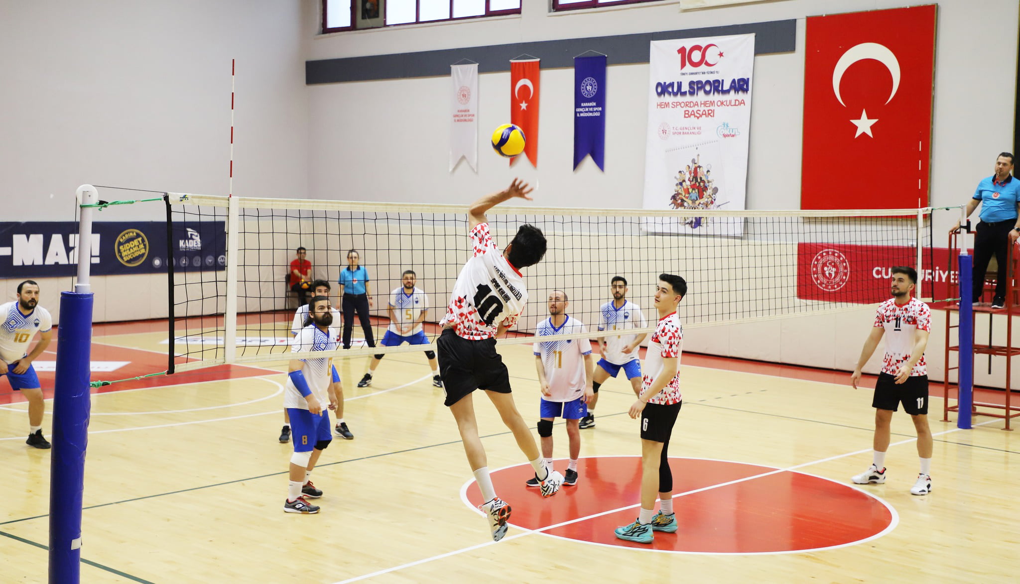 VOLEYBOL TÜRKİYE ŞAMPİYONASI DEVAM EDİYOR