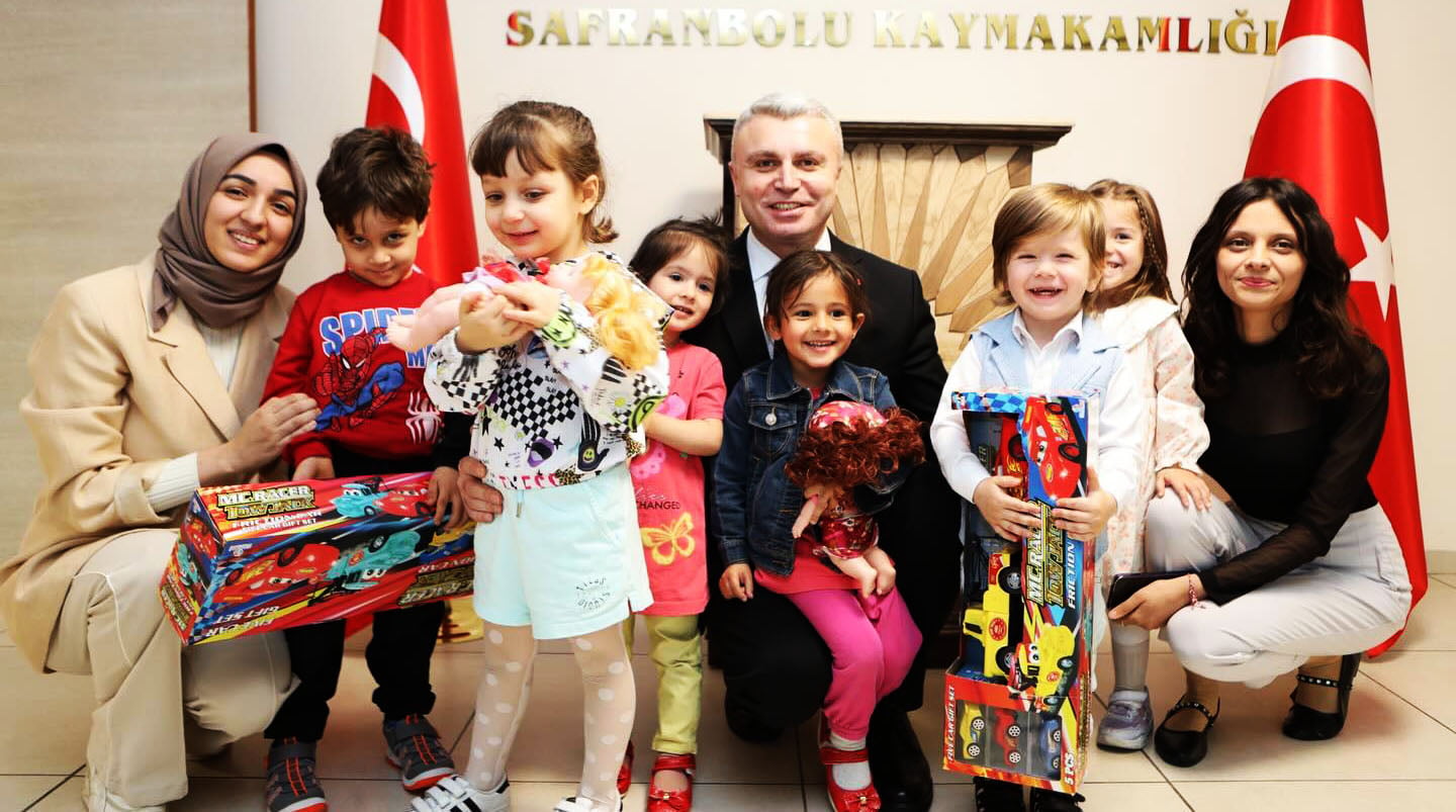 Kaymakam Amcalarından Miniklere Bayram Hediyesi