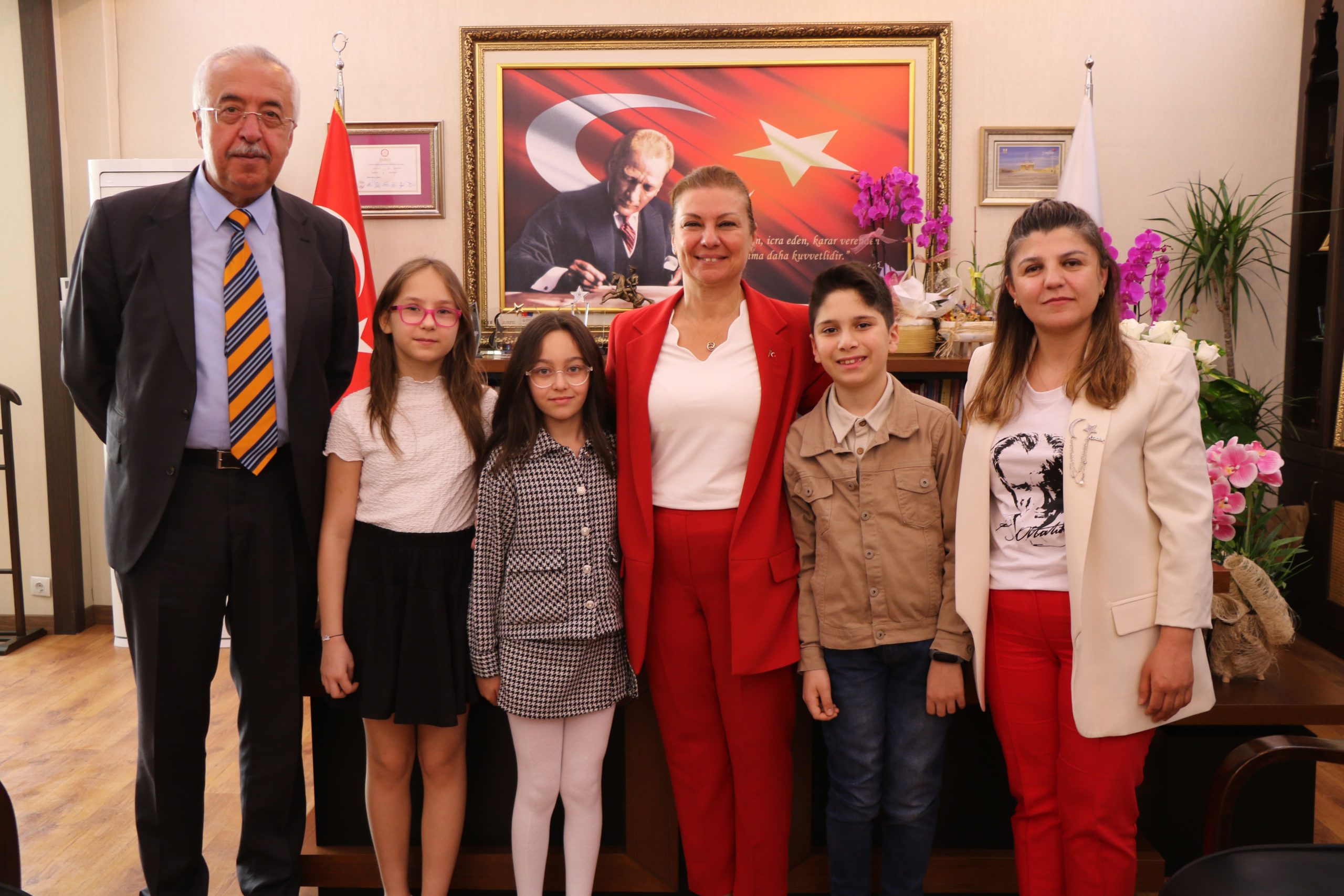 ELİF KÖSE 23 NİSAN’DA KOLTUĞUNU ÇOCUKLARA EMANET ETTİ