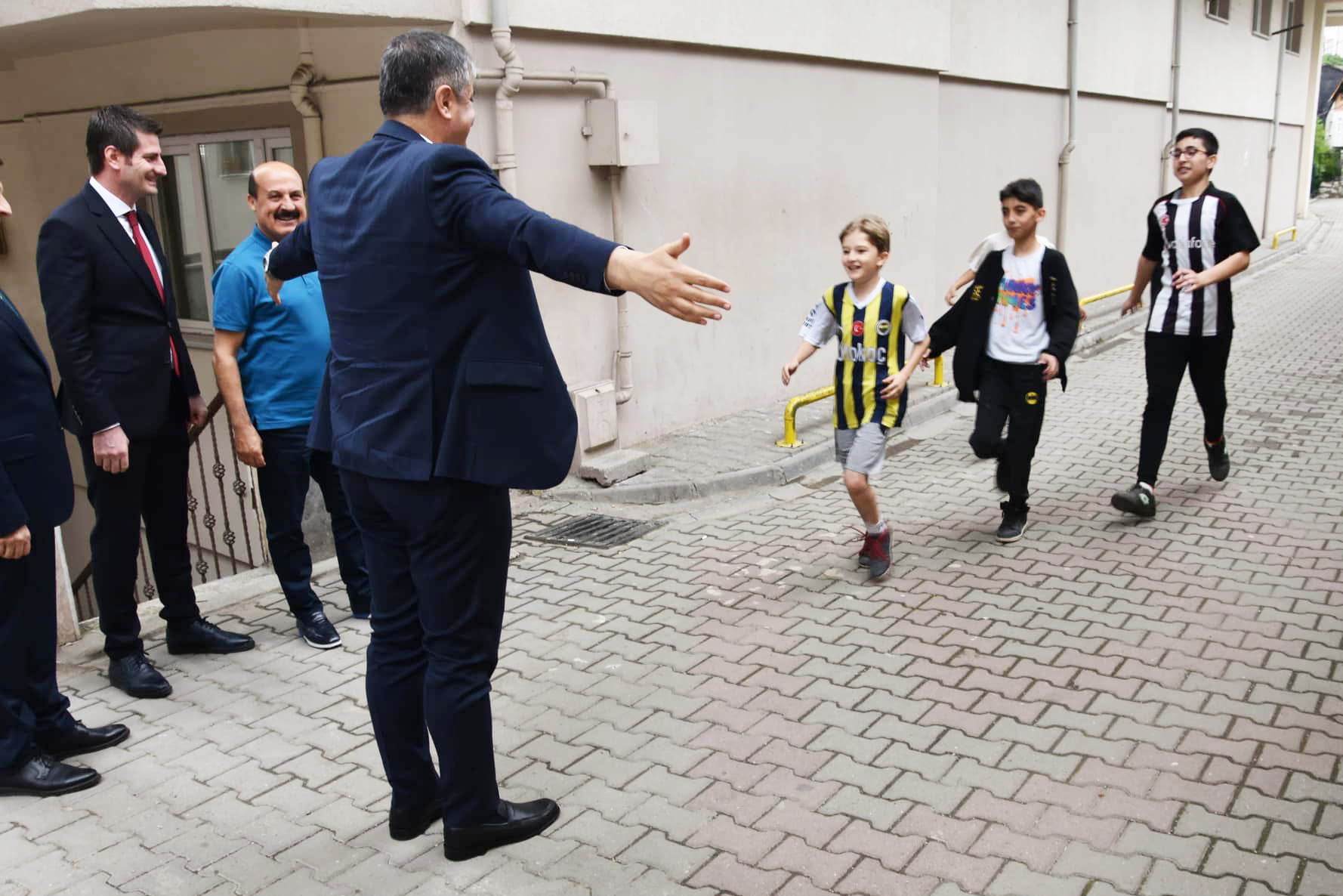 VALİ AMCALARINDAN, ÇOCUKLARA FUTBOL TOPU JESTİ.