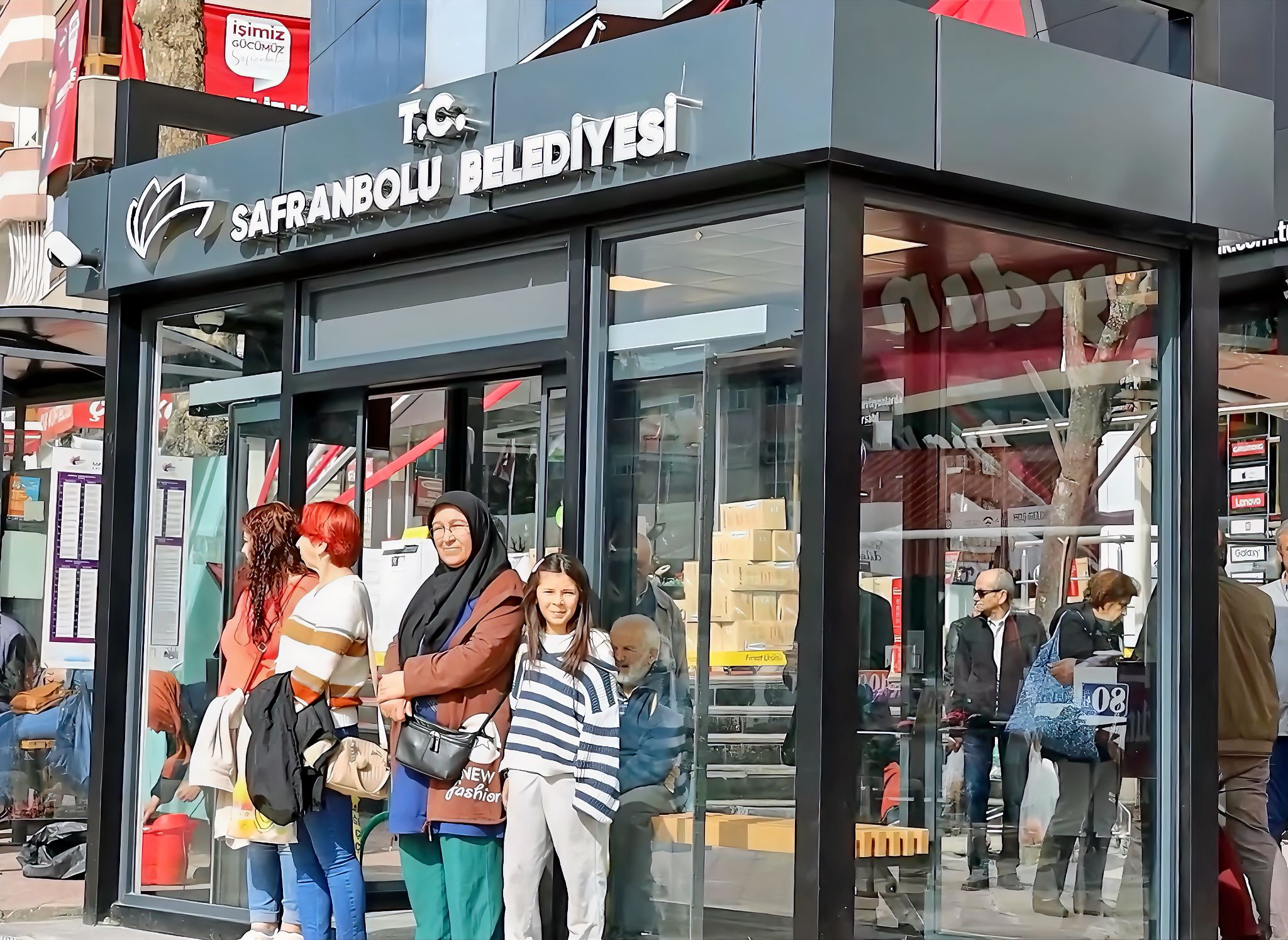 AKILLI DURAK VATANDAŞLAR TARAFINDAN İLGİ GÖRÜYOR