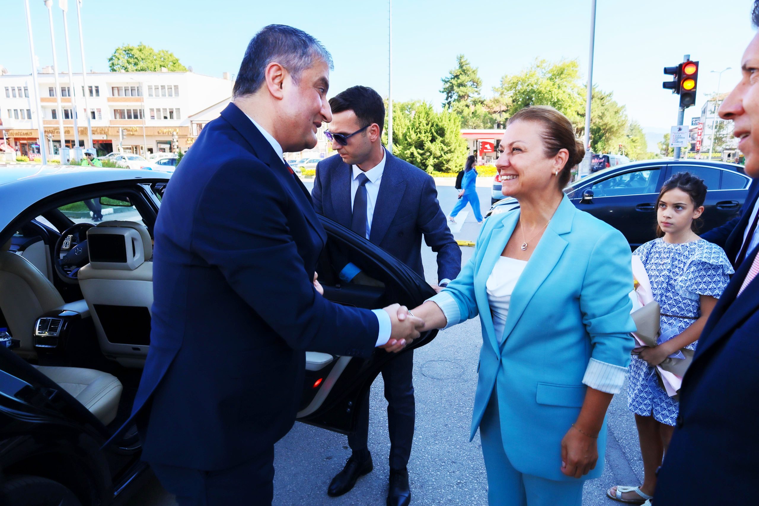VALİ YAVUZ’DAN, ELİF KÖSE’YE                            HAYIRLI OLSUN ZİYARETİ