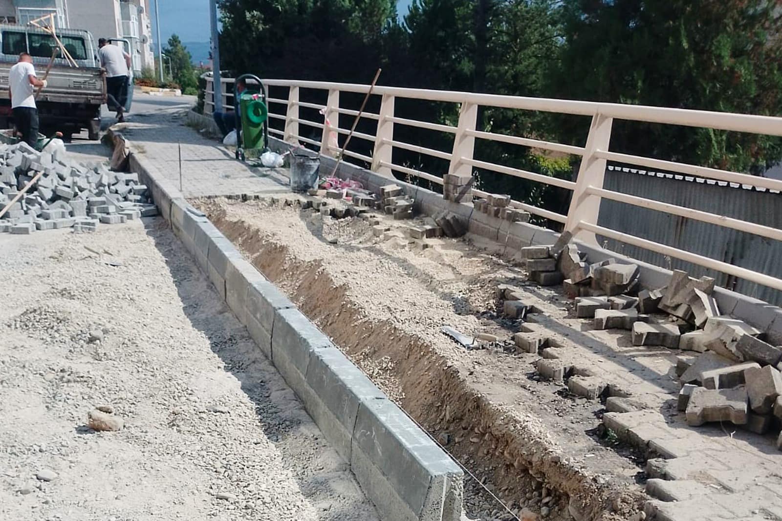 BELEDİYE ÇALIŞIYOR, TARİHİ SOKAKLAR YENİDEN CANLANIYOR.