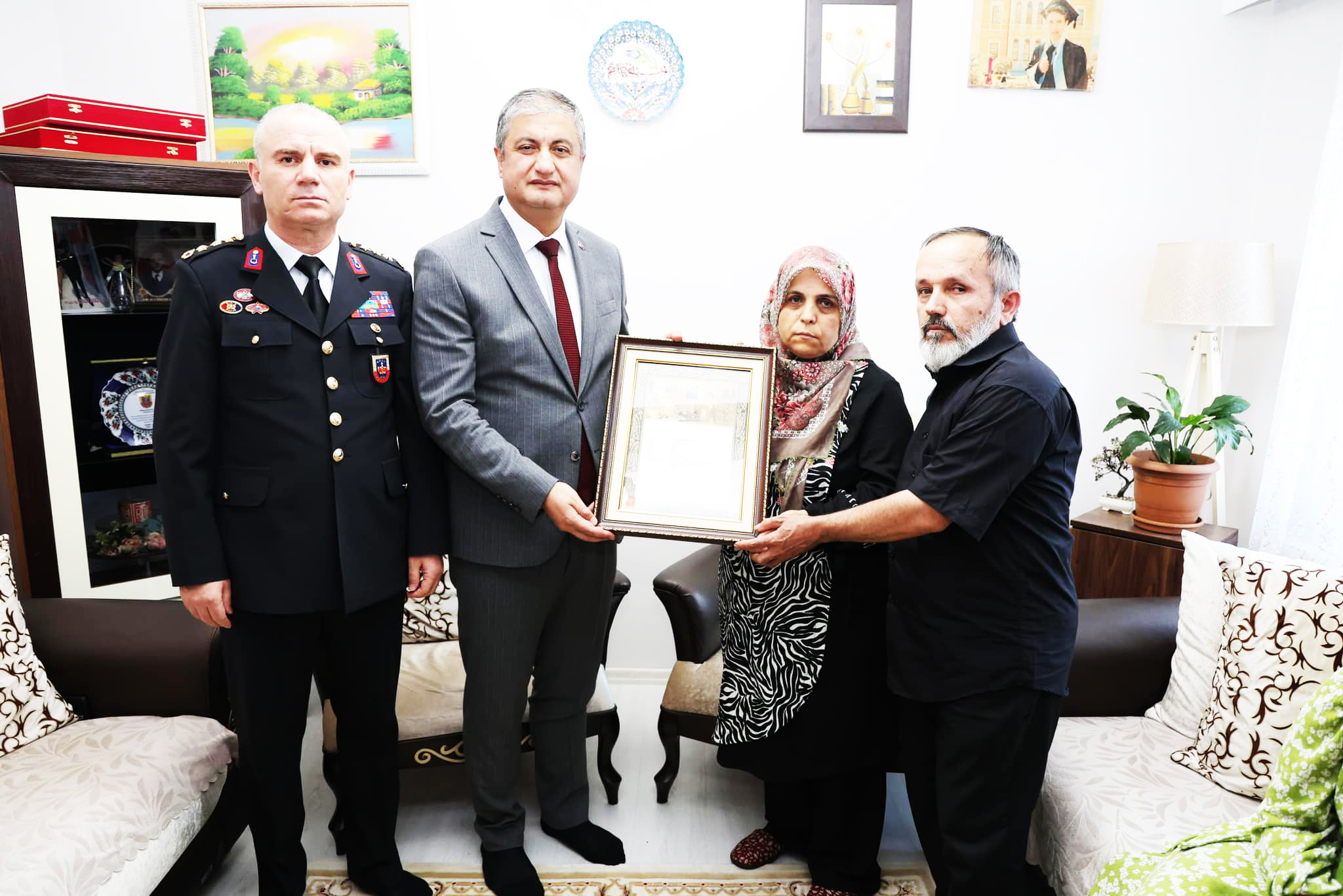 VALİ  YAVUZ, ŞEHİT AİLESİNE                                      ŞEHADET BELGESİ’Nİ TAKDİM ETTİ           