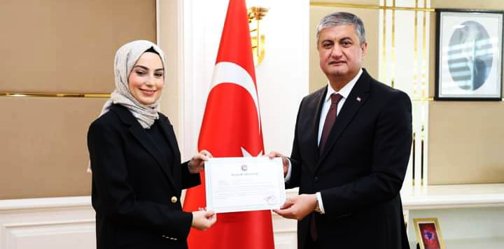 Vali Yavuz, Dr. Zehra Aslı İşeri Küskü’yü Ödüllendirdi.