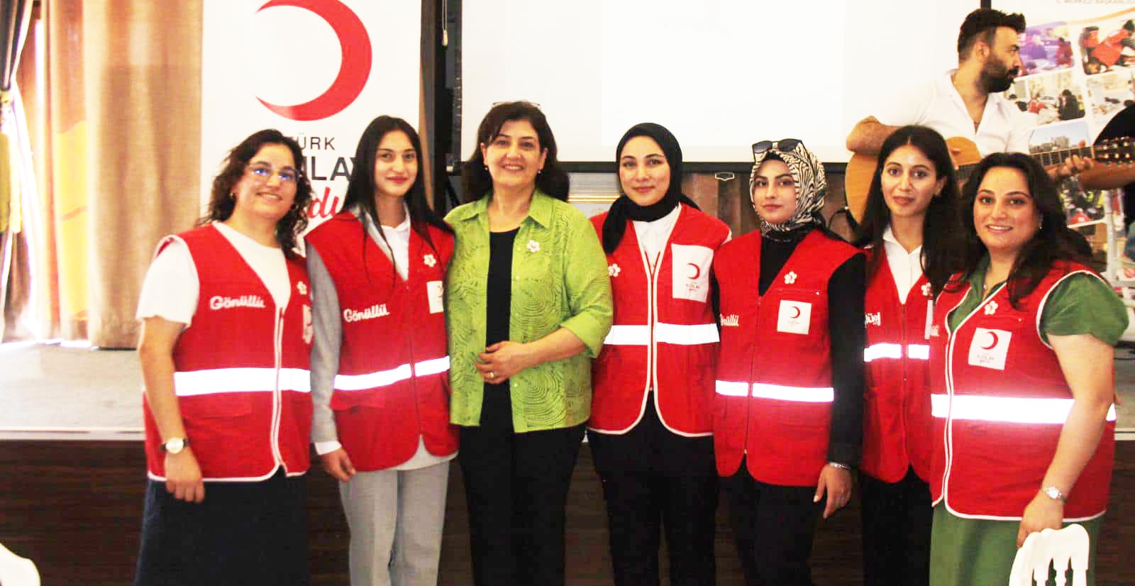 SÜREYYA HANIMEFENDİ  KIZILAY KADIN BULUŞMALARINA KATILDI