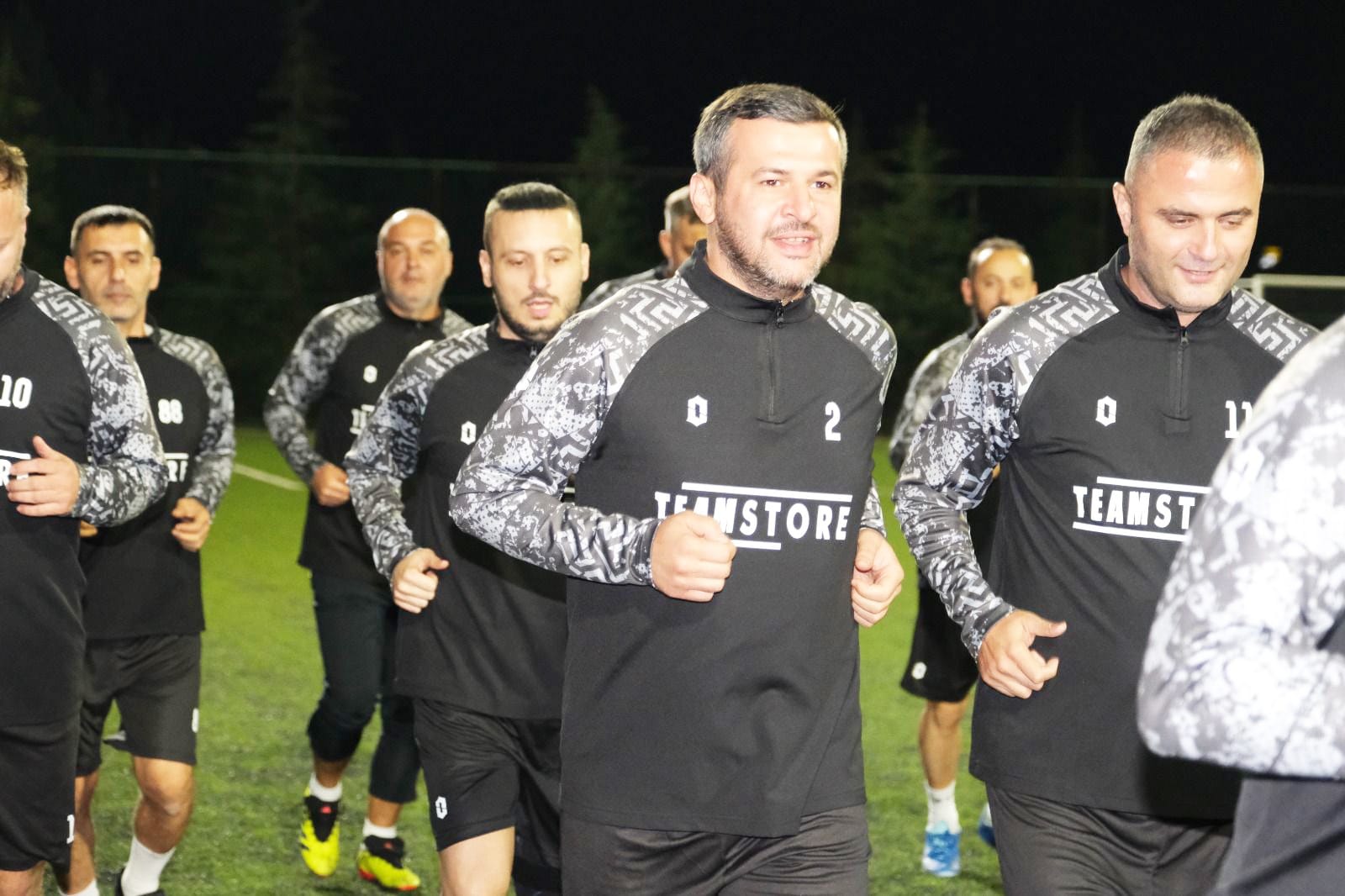 BAŞKAN  ÖZKAN ÇETİNKAYA, FUTBOL TAKIMI’NIN ANTRENMANINA KATILDI