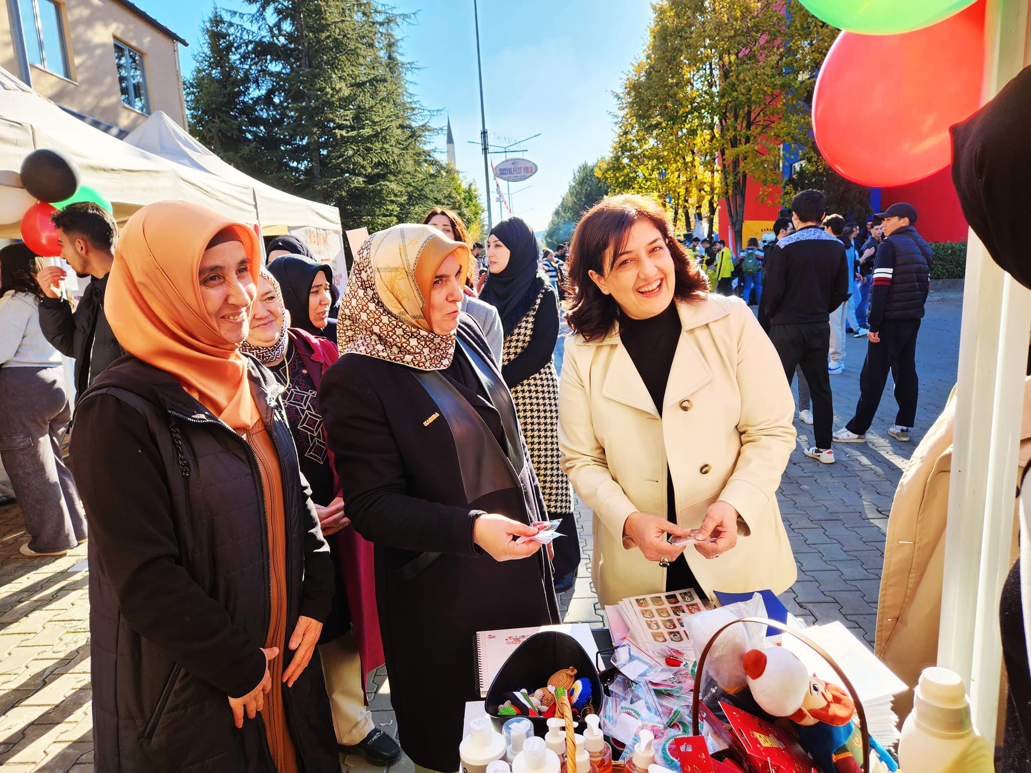 Süreyya Yavuz Hanımefendi,                            SağlıkFest’i   Ziyaret Etti