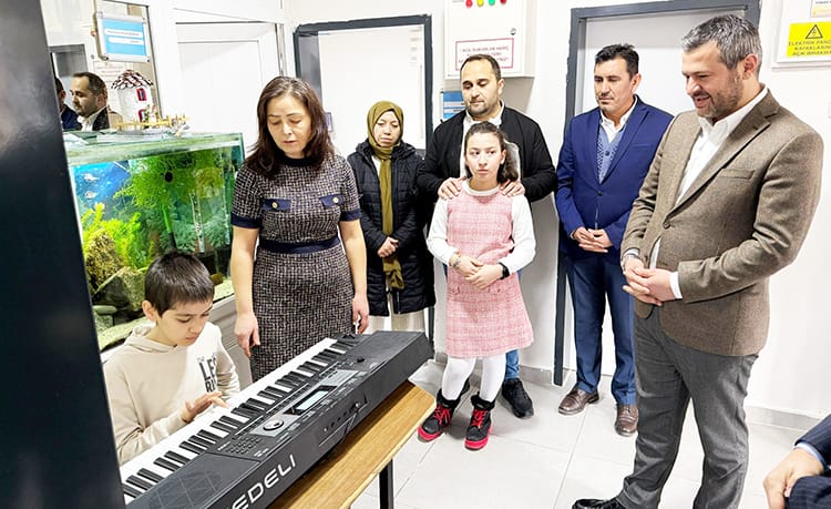 BAŞKAN ÇETİNKAYA’DAN                                          ÖZEL ÇOCUKLARA ZİYARET