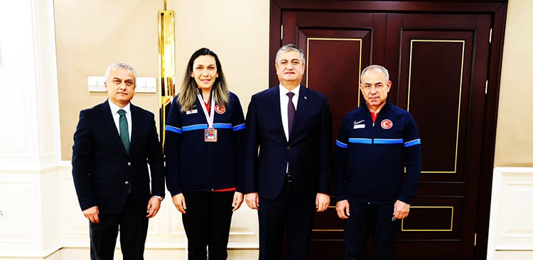 ÜNLÜ BOKSÖR VALİ YAVUZ’U ZİYARET ETTİ