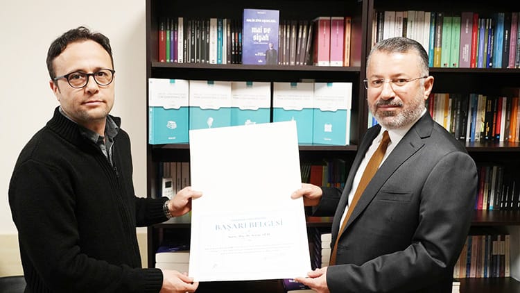 REKTÖR KIRIŞIK, TÜRKİYE BİRİNCİSİ                   ATAY’A BAŞARI BELGESİ VERDİ