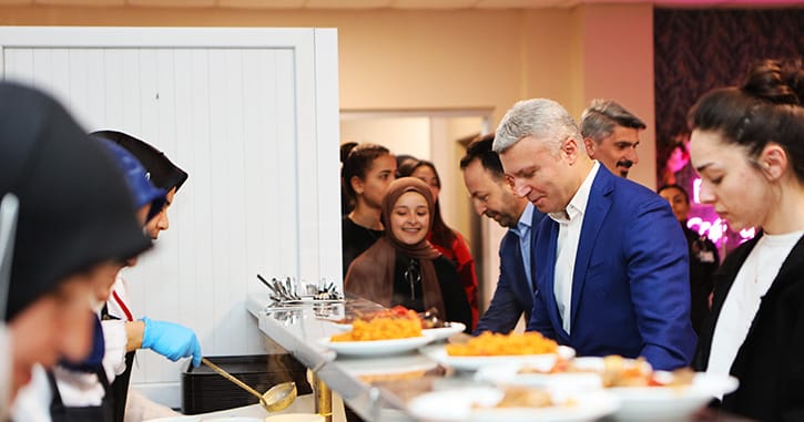 KAYMAKAM YAZICI İFTARINI                                   KATIP ÇELEBİ YURDUNDA AÇTI