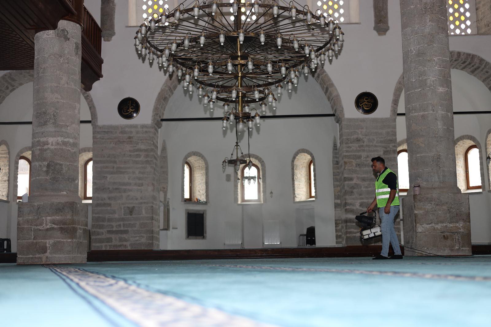 Camilerde Gül Suyu, Refüjlerde Çiçekler