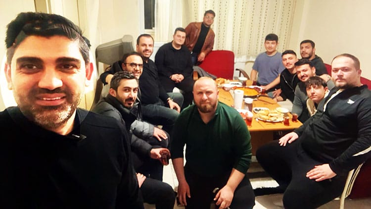 Salt, Üniversite Öğrencileriyle                                       Sahurda Bir Araya Geldi