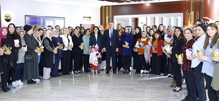 YAVUZ AİLESİ PERSONELİNE ÇİÇEK VERDİ