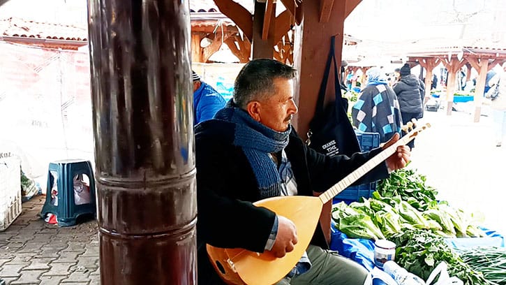 Hem Ürünlerini Satıyor Hem Türkü Söylüyor