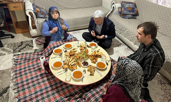 KAYMAKAM YAZICI YER SOFRASINDA