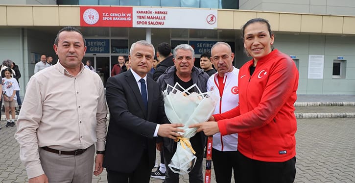 Dünya Üçüncüsü Milli Boksör                                 Elif Güneri ‘yi Karşıladık