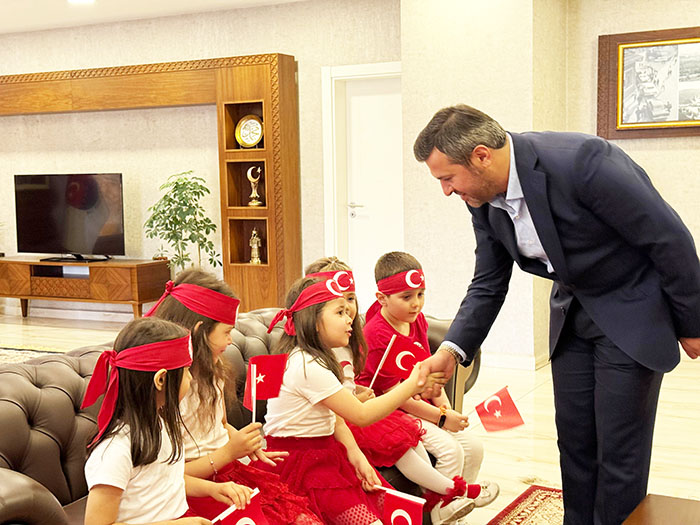 Çetinkaya, 23 Nisan Kapsamında                       Makamını Çocuklara Devretti