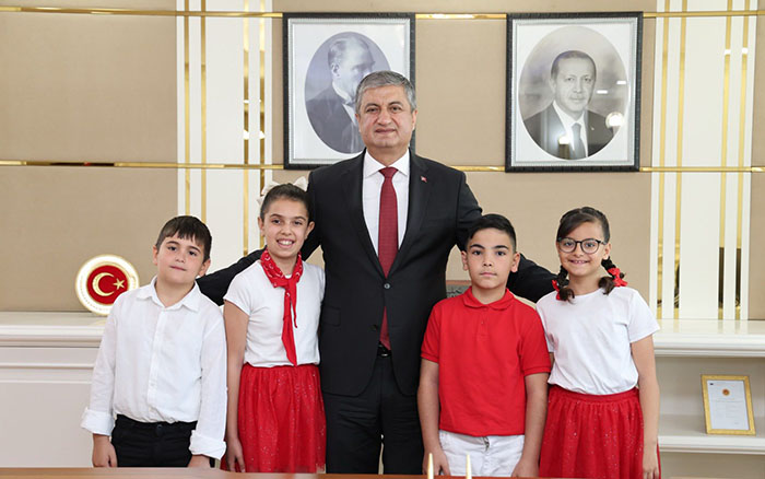 Vali Mustafa Yavuz, 23 Nisan’da Makamını Öğrencilere Devretti.