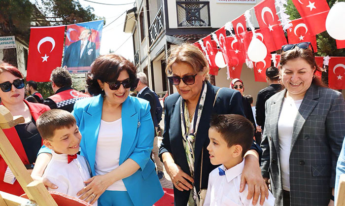 HANIMEFENDİ, 23 NİSAN COŞKUSUNU ÇOCUKLARLA PAYLAŞTI.