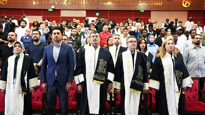 KARABÜK ÜNİVERSİTESİNDE                          MEZUNİYET SEVİNCİ