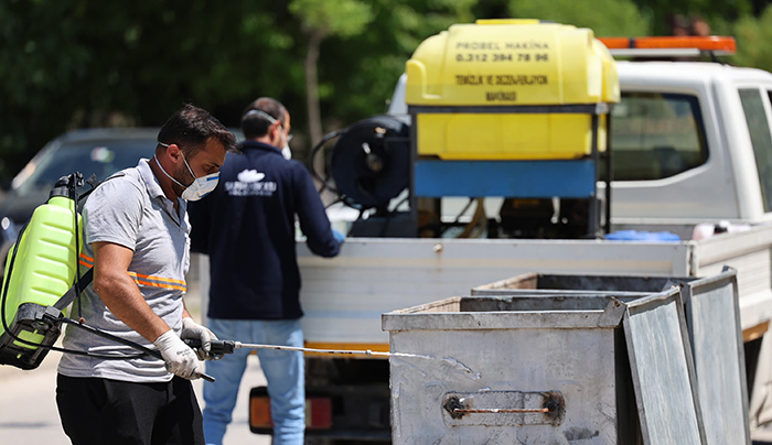 ÇÖP KONTEYNERLERİ DEZENFEKTE EDİLDİ