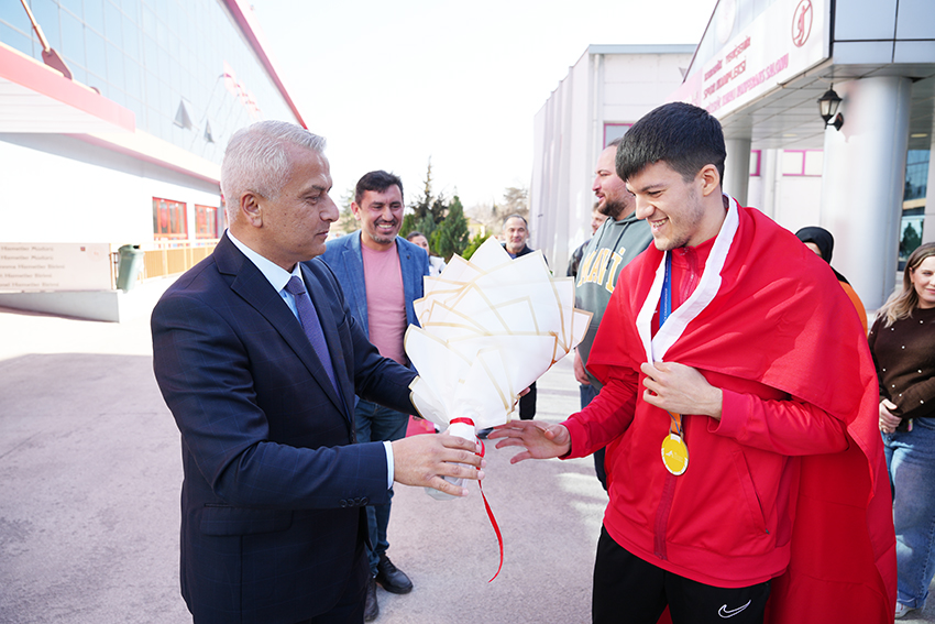Dünya Şampiyonu Muhammet Arif                   Çenesiz’e Coşkulu Karşılama